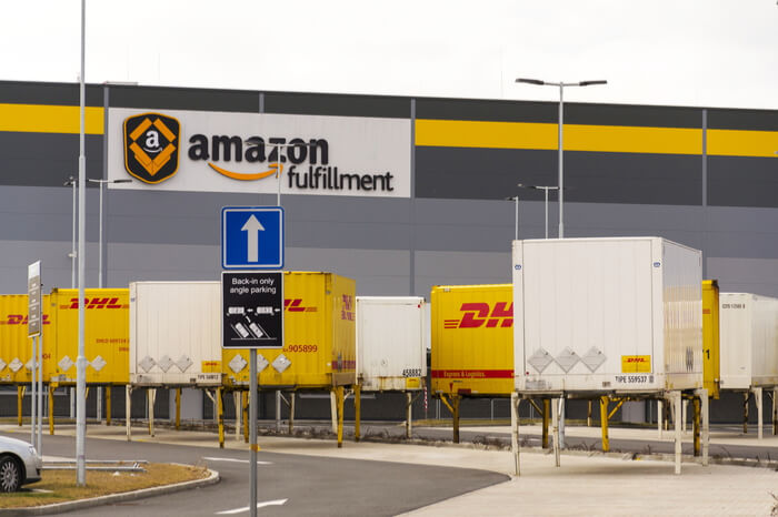 DHL Container vor Amazon Fulfillment Lager