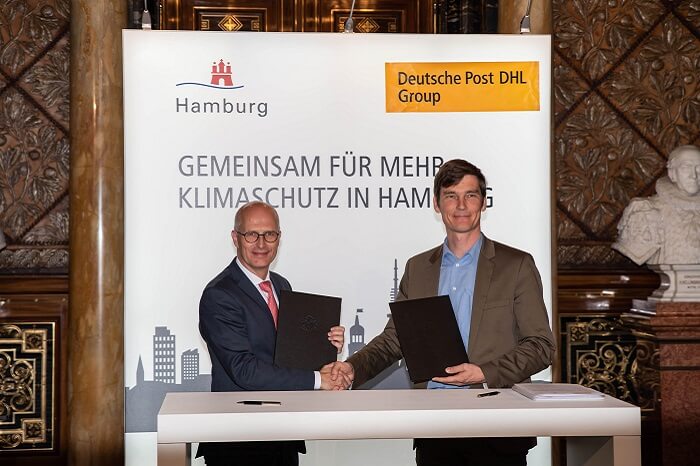 Bürgermeister Peter Tschentscher (links) mit Achim Kampker, Geschäftsführer StreetScooter GmbH, bei der Unterzeichnung des „Memorandum of Understanding“ | © Jan Pries / Senatskanzlei Hamburg