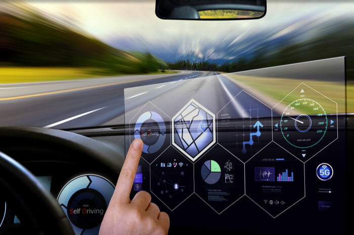 Fahrer drückt auf Knopf für autonomen Antrieb