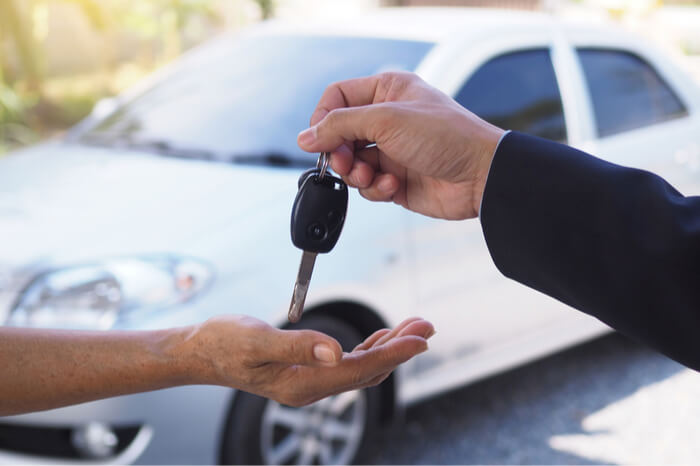 Autohändler gibt Schlüssel für Fahrzeug weiter