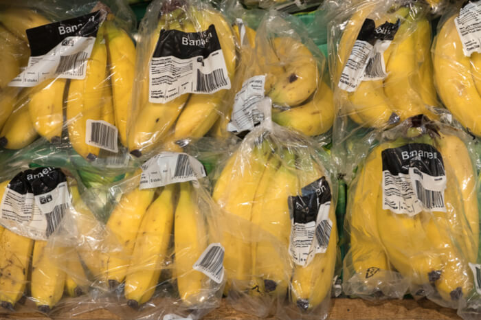 Bananen in Plastikverpackungen