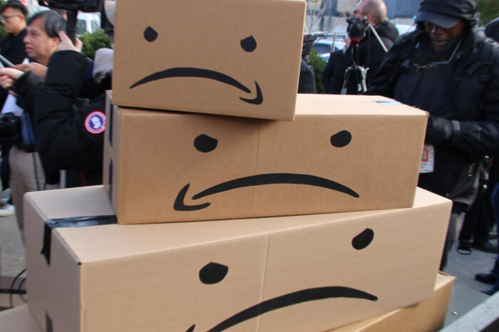 Traurige Amazon-Kartons