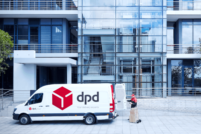 DPD Transporter vor Gebäude