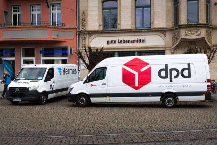 Hermes und DPD-Fahrzeug in selber Straße