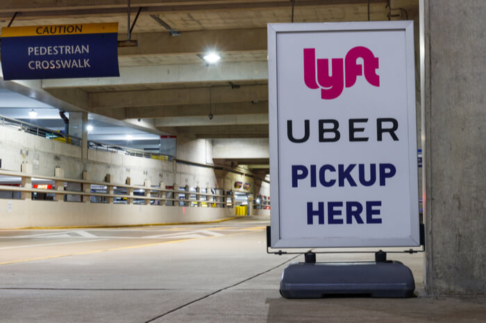 Schild: Abholstation für Lyft- und Uber-Fahrten
