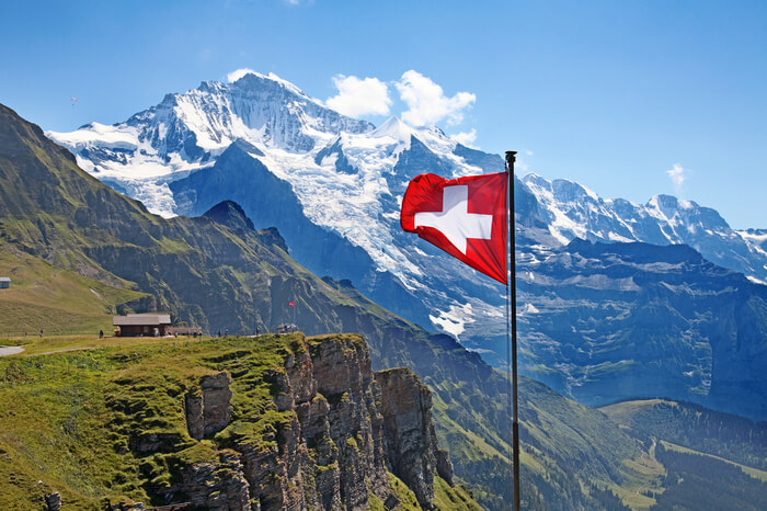 Berge in der Schweiz mit Schweizer Flagge