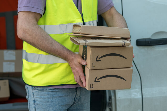 Zusteller mit Amazon-Paketen