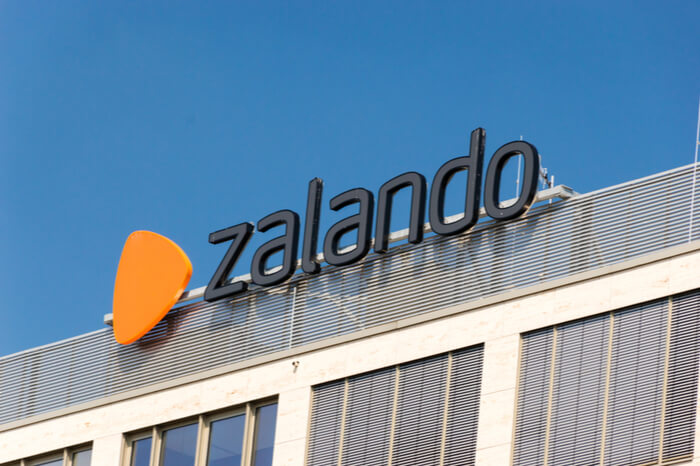 Zalando-Logo auf einem Hausdach