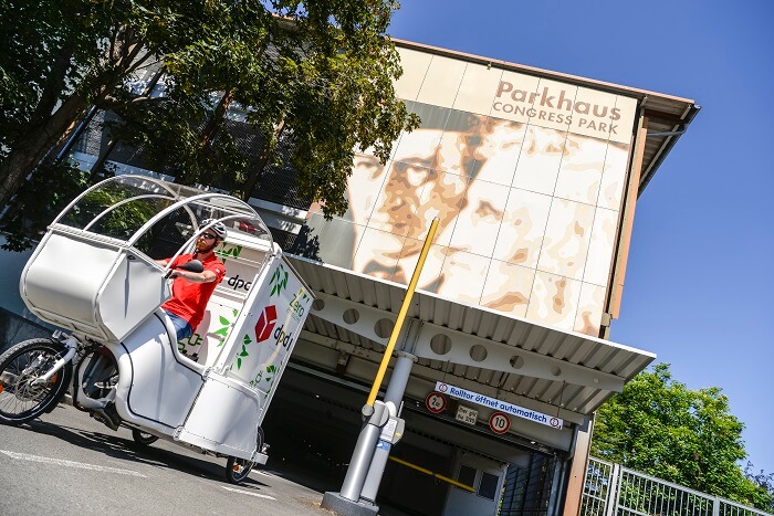 DPD-Lastenrad vor Parkhaus in Hanau