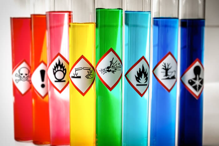 Chemikalien in Gläser