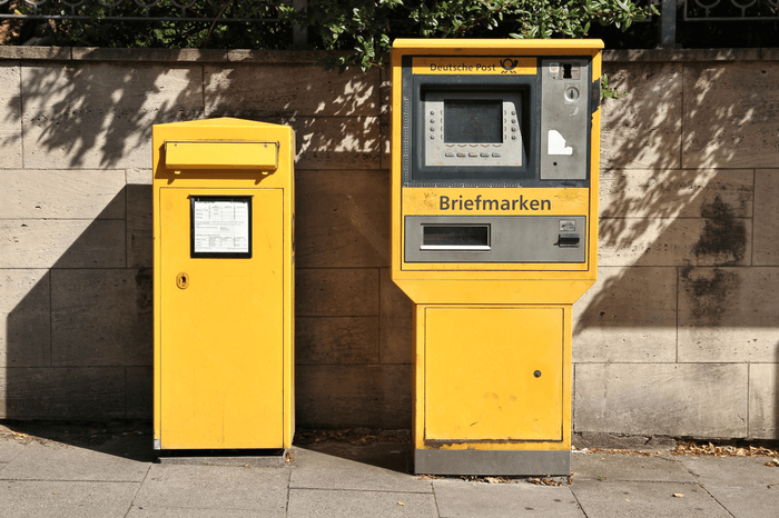 Briefkasten und Briefmarkenautomat Deutsche Post