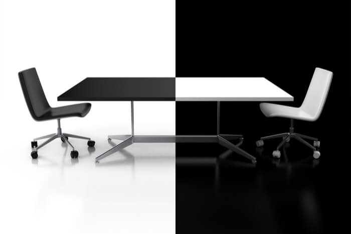 schwarz-weißer Schreibtisch
