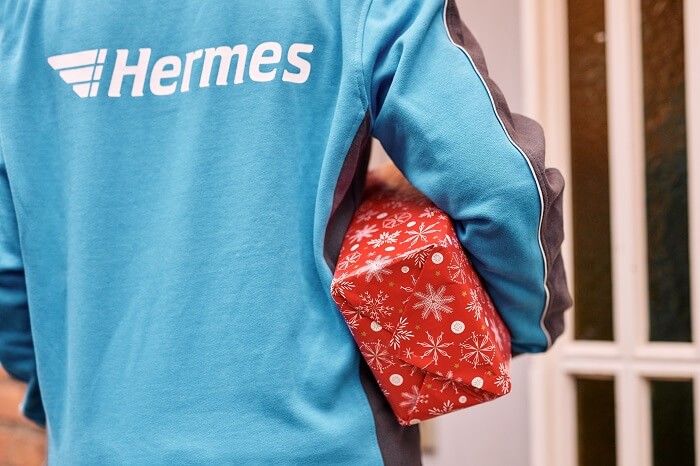 Hermes-Bote mit Weihnachtspaket