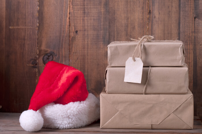 Weihnachtsmütze und Pakete