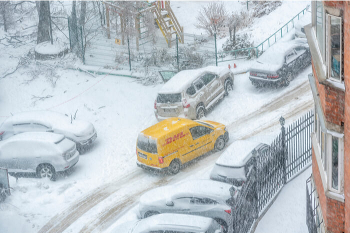 DHL-Auto im Schnee 