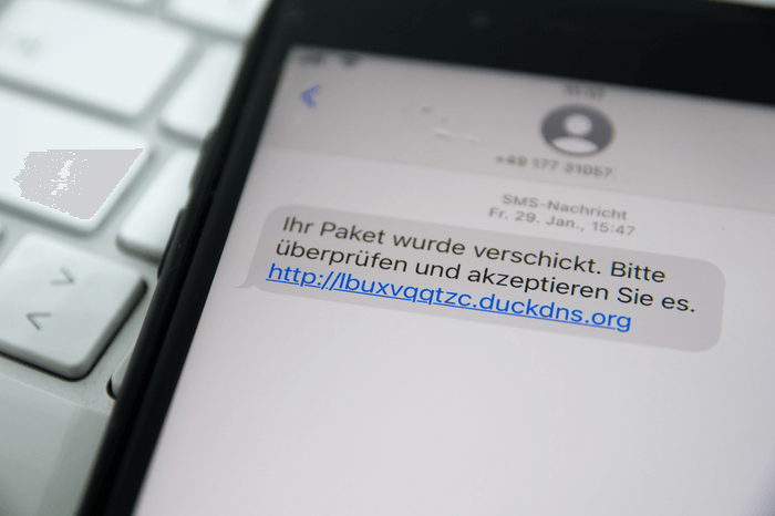 Smartphone mit "Warnung vor gefälschten Paket-SMS"