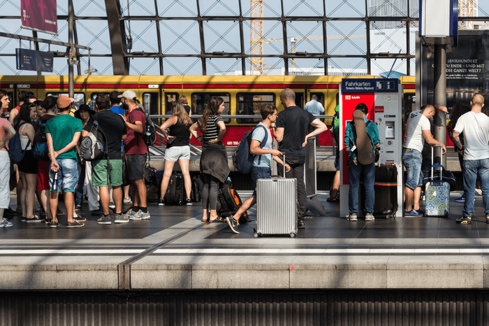 Leute auf dem S-Bahn-Gleis in Berlin