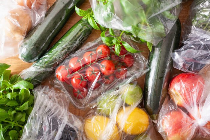 Umweltverschmutzung: Obst und Gemüse in Plastikverpackungen