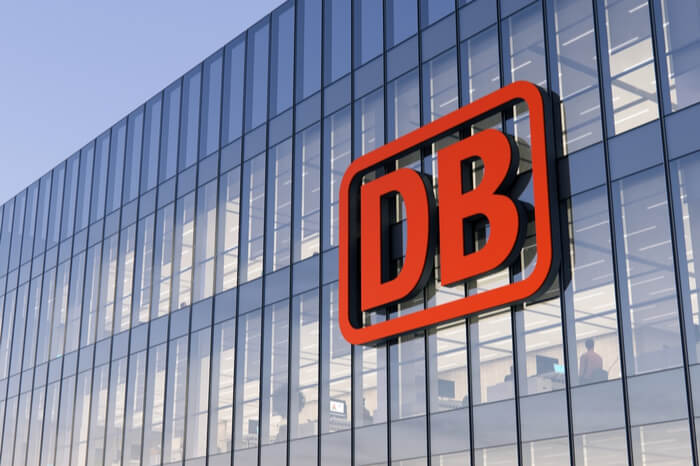 Logo der Deutschen Bahn an DB-Zentrale 