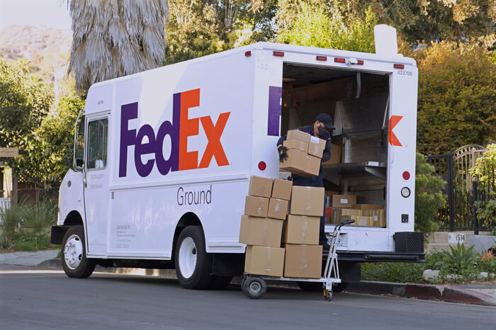 FedEx-Fahrer beim Verladen von Paketen
