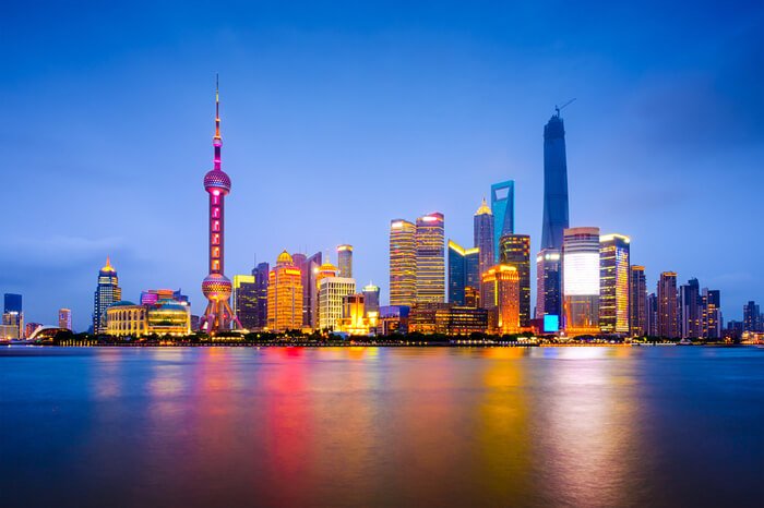 Beleuchtete Skyline in Shanghai, China