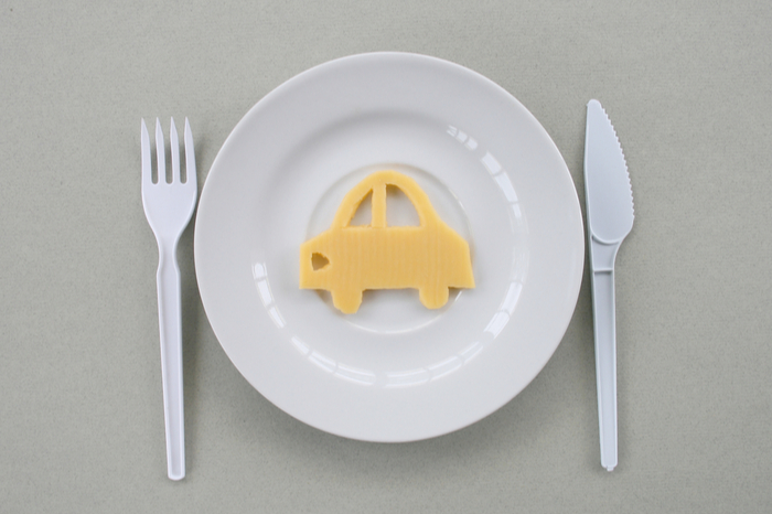 Auto aus Käse auf Teller