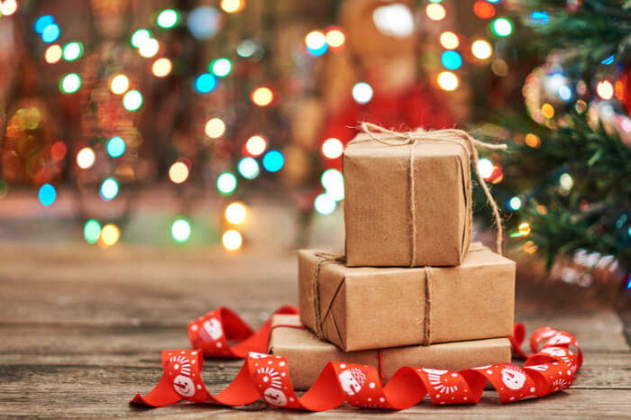 Pakete vor weihnachtlichem Hintergrund