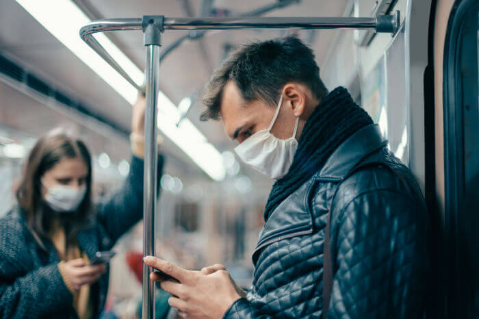 Maskenpflicht: Menschen mit Maske in Bahn