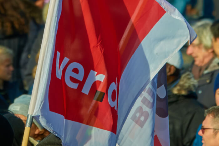 Logo von Verdi auf einer Fahne