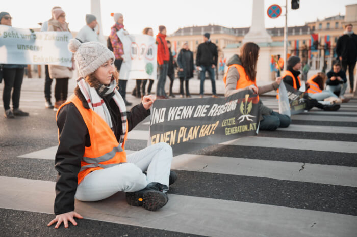Klimaaktivist auf einer Straße