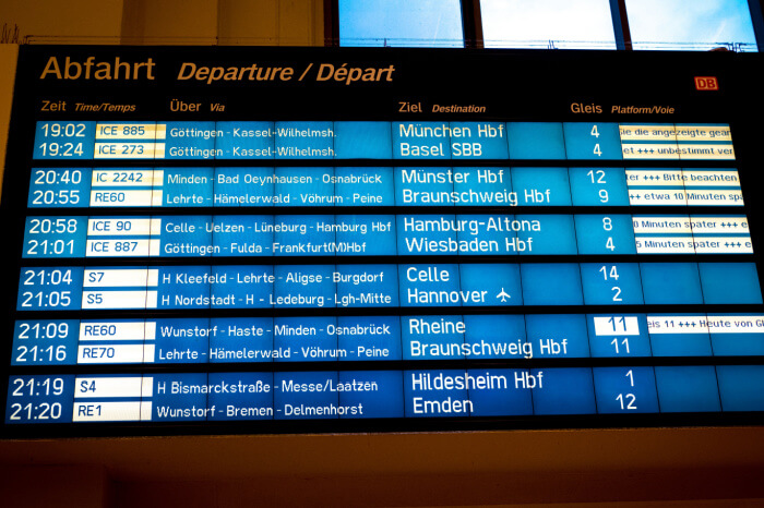 Verspätungen Anzeigetafel Abfahrt Züge Deutsche Bahn