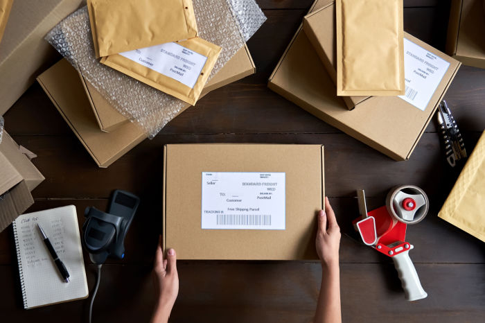 Verkäufer Packen E-Commerce Versandbox für Versand