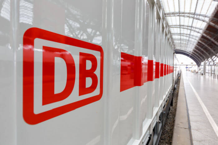 Deutsche Bahn Logo am ICE