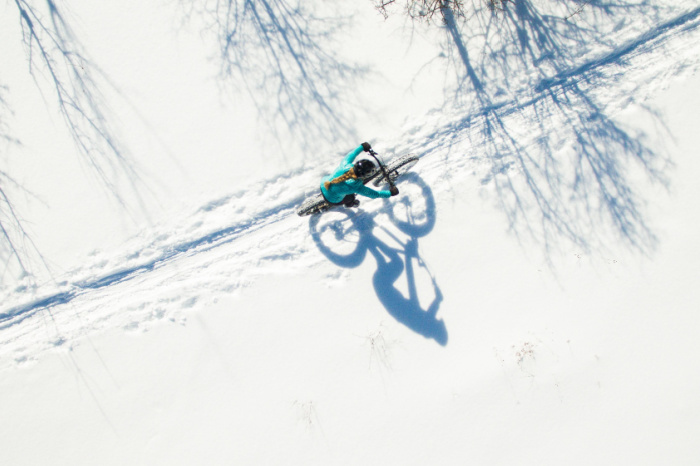 Radfahrer im Schnee von oben
