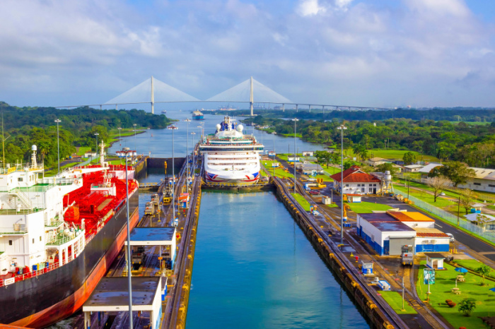 Schiff im Panamakanal