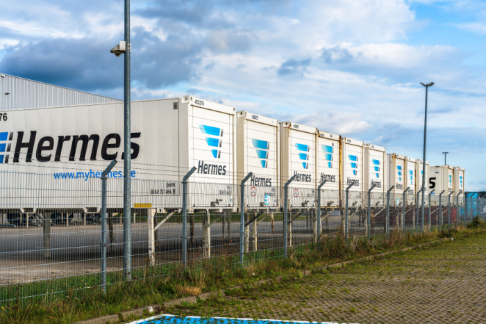 Hermes-Trucks vor Halle