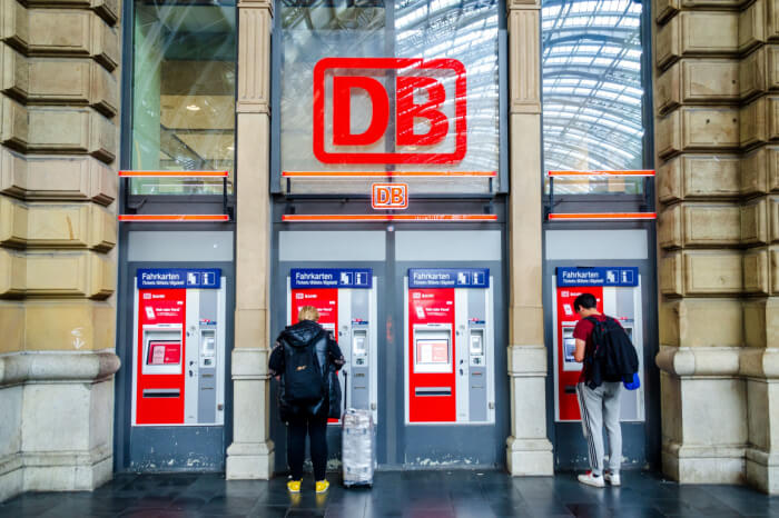 Personen an Fahrkartenautomaten der Deutschen Bahn