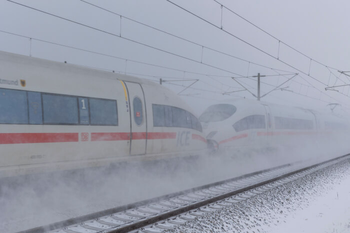 ICE der Deutschen Bahn im Schnee