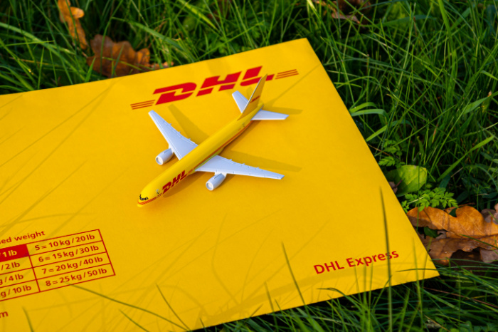 DHL Express Flugzeug und Umschlag