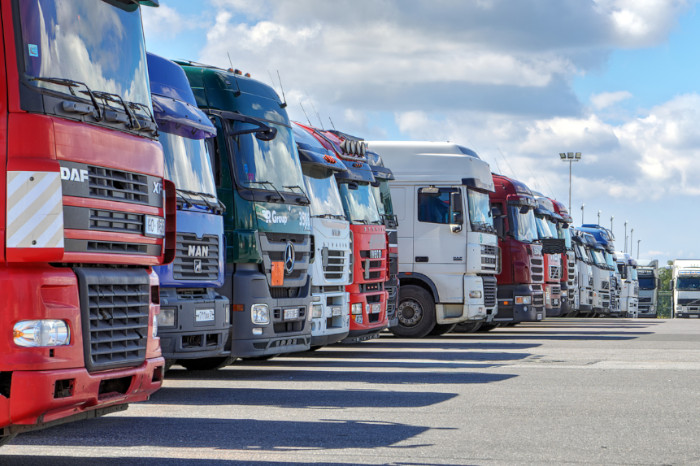 Verkehr und Emissionen: LKW in einer Reihe