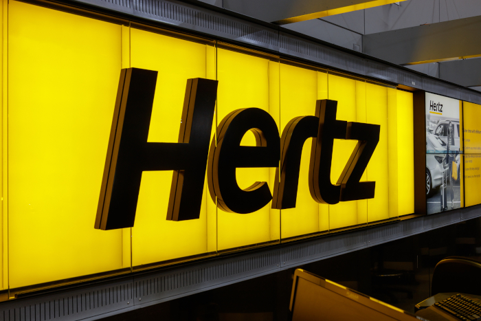 Reklametafel der Firma Hertz am Flughafen