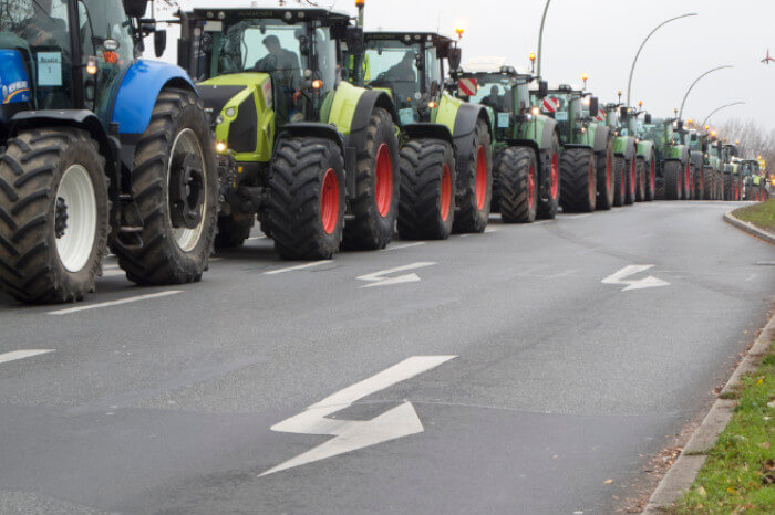 Traktoren auf Straße im Stau