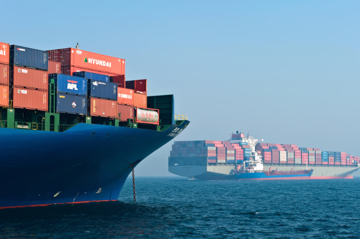 Containerschiffe auf See