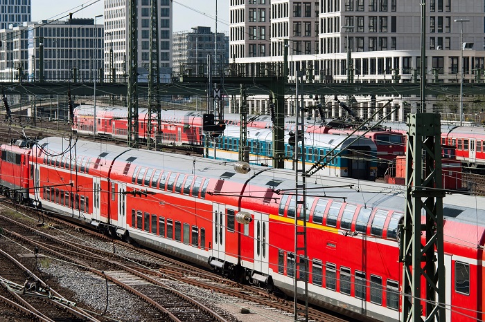 Züge der deutschen Bahn stehen auf Bahnhofsgleisen