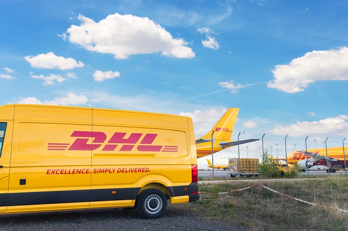 DHL-Flugzeuge und Lieferwagen