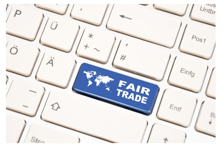 Tastatur mit blauer Taste auf der eine Weltkarte ist und Fair Trade steht
