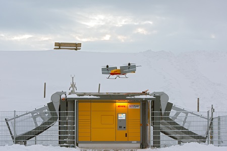 DHL Packstation und Paketkopter im Winter