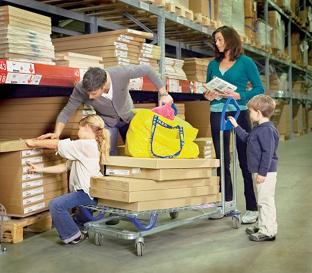 Familie bei IKEA
