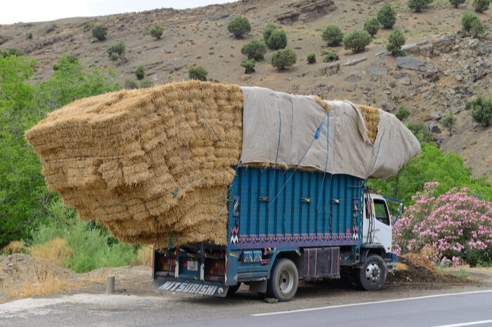 Überladener Lkw auf der Straße in Morocco.
