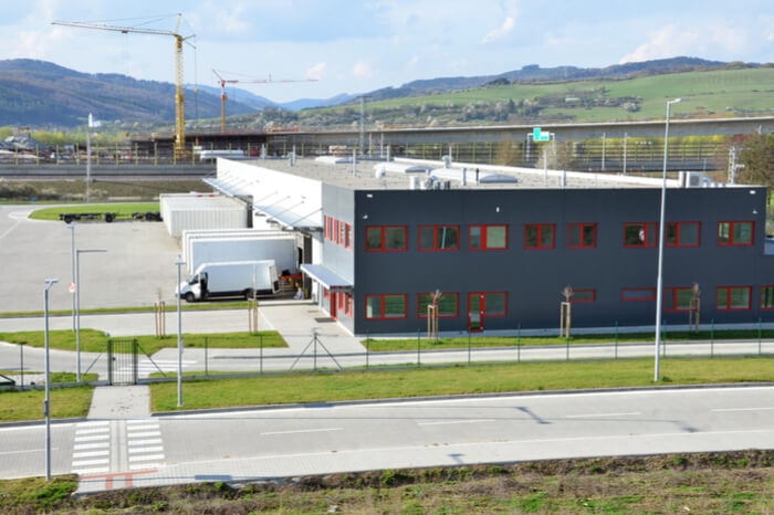 Logistikzentrum, Kran im Hintergrund 
